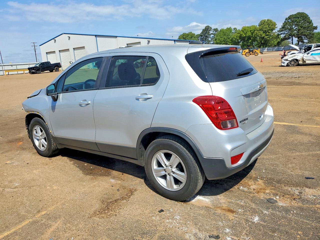 2022 Chevrolet Trax Ls - Фото 2