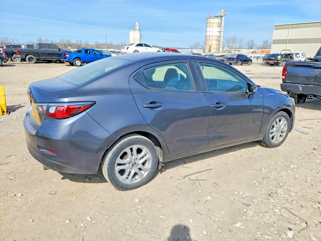 2016 Scion Ia Base - Фото 3