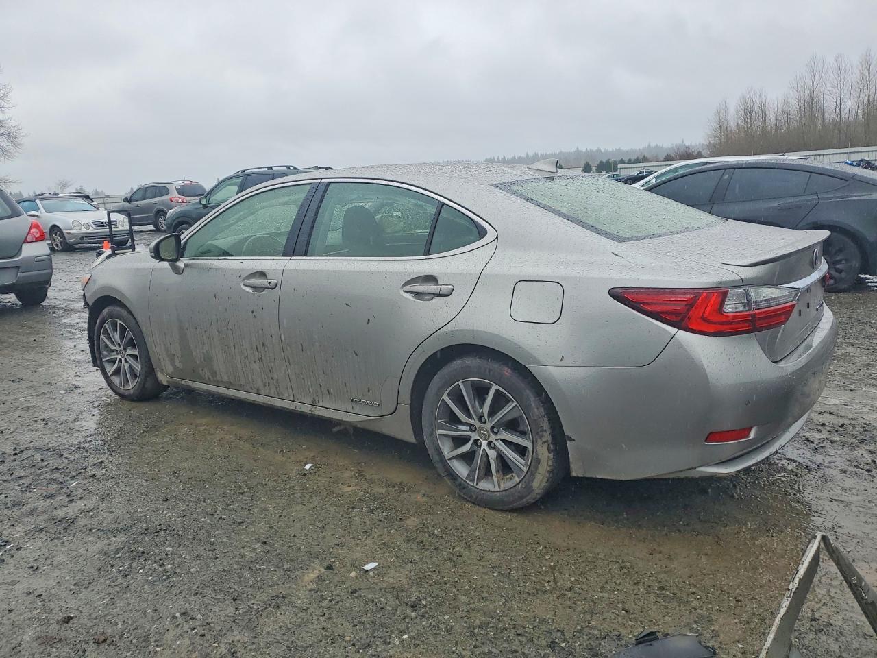 2017 Lexus Es 300H Base - Фото 2