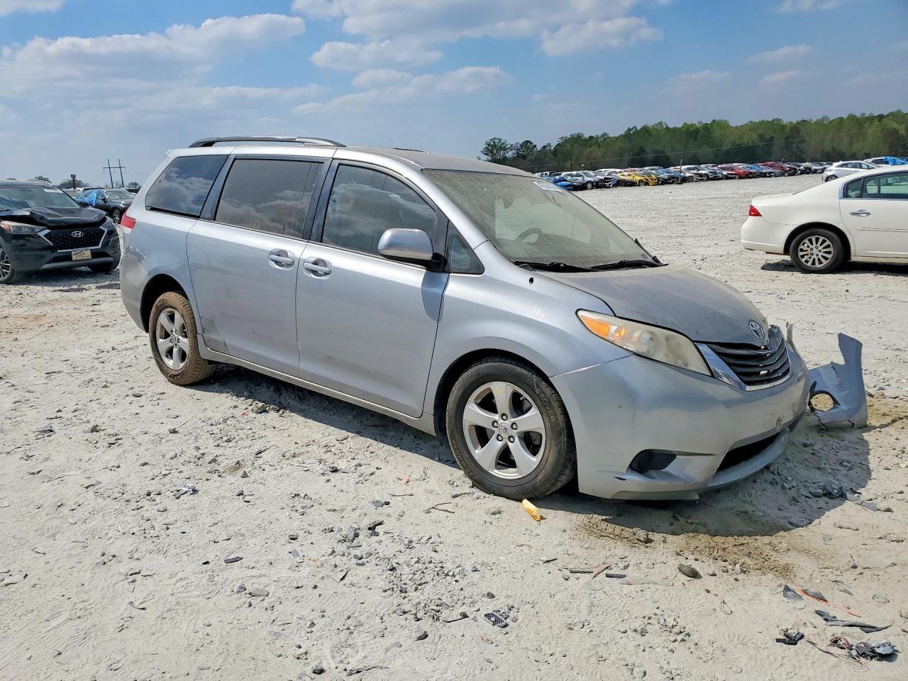 2013 Toyota Sienna Le 8-Passenger - Фото 4