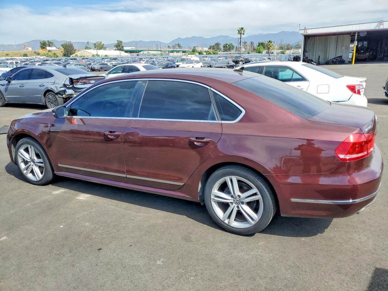 2013 Volkswagen Passat Sel - Фото 2