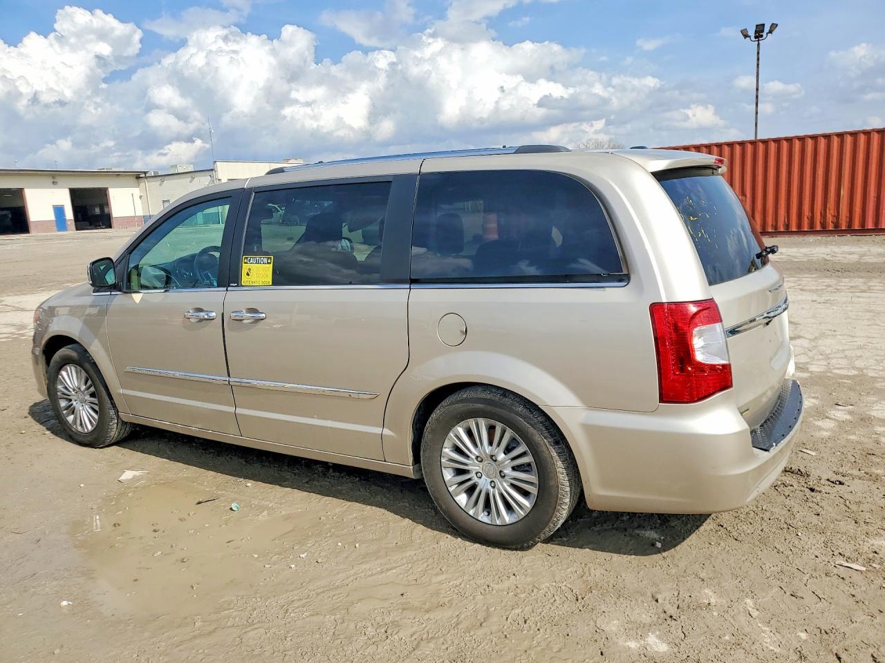 2014 Chrysler Town & Country Limited - Фото 2