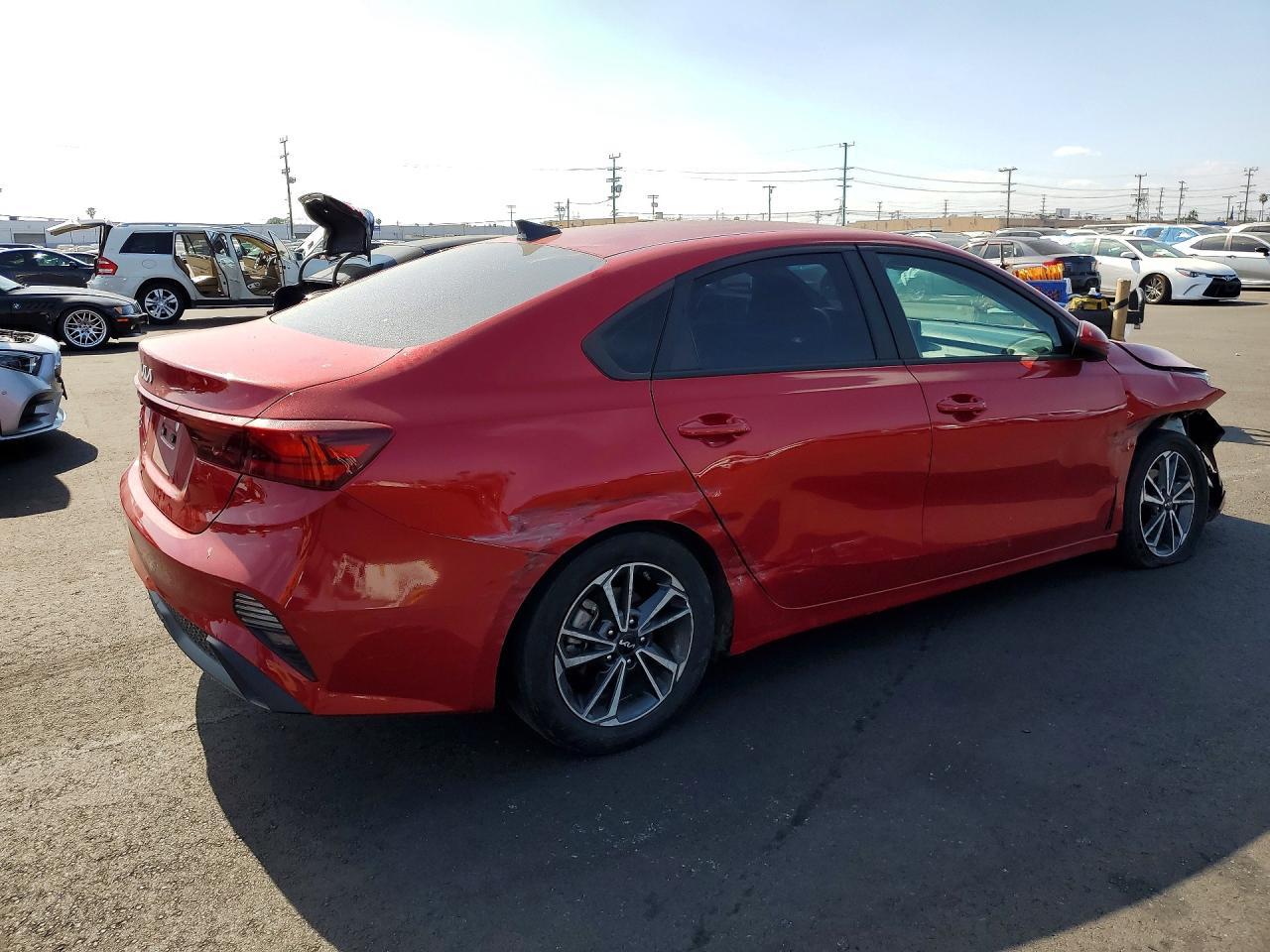 2023 Kia Forte Lxs - Image 3