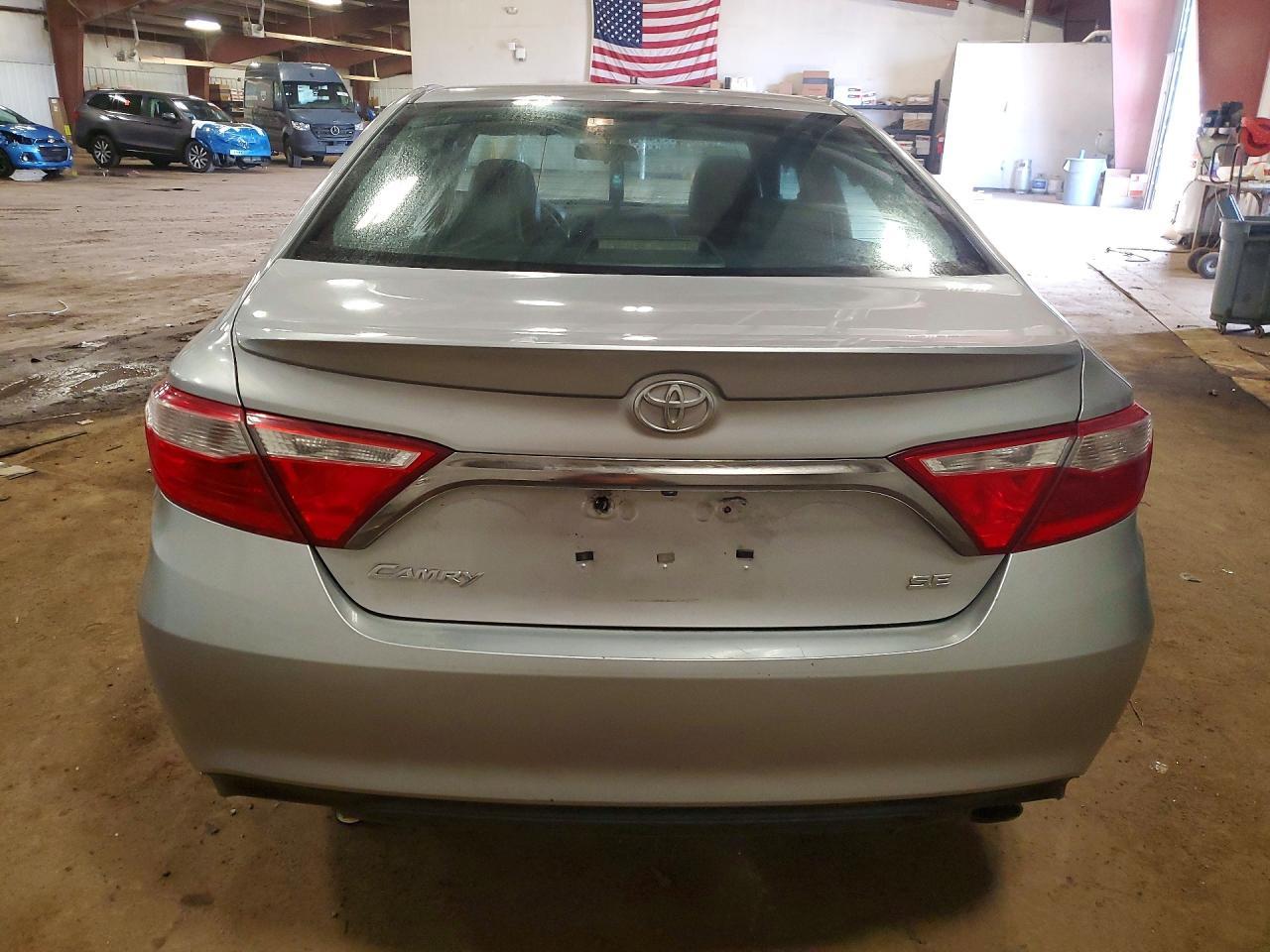 2017 Toyota Camry Se - Фото 6