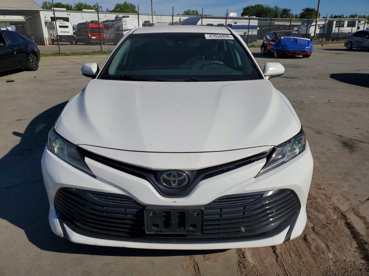 2020 Toyota Camry Le - Фото 5