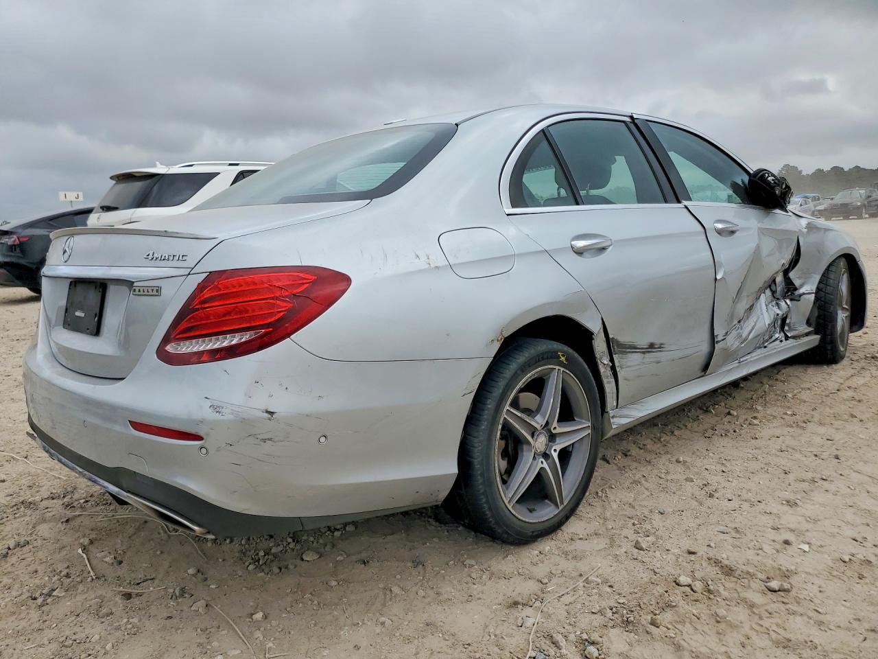 2017 Mercedes-Benz E 300 4Matic - Фото 3