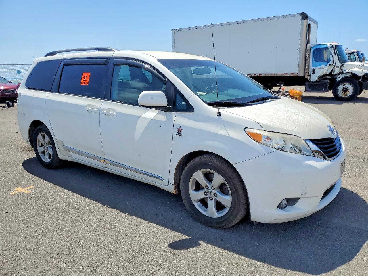 2014 Toyota Sienna Le 8-Passenger - Image 4