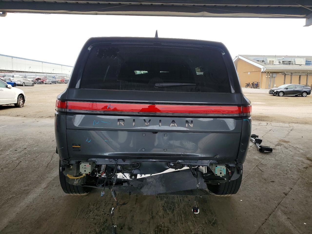 2026 Rivian R1S Premium - Фото 6