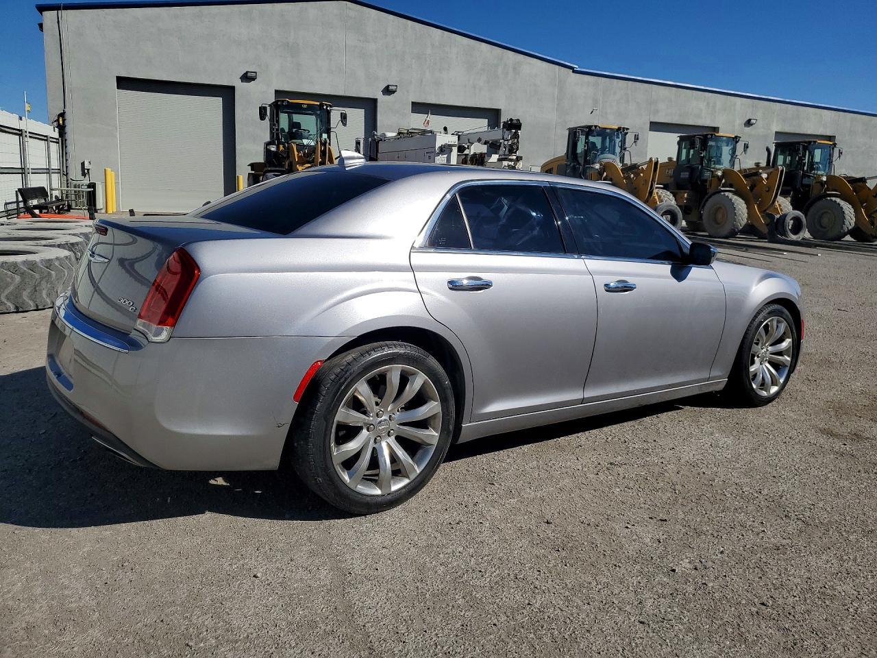 2017 Chrysler 300C - Фото 3