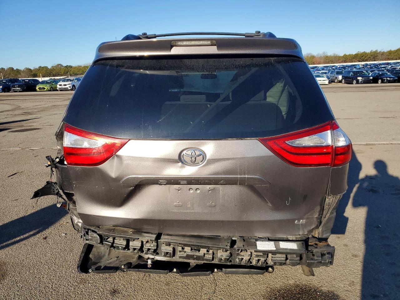 2017 Toyota Sienna Le - Фото 6
