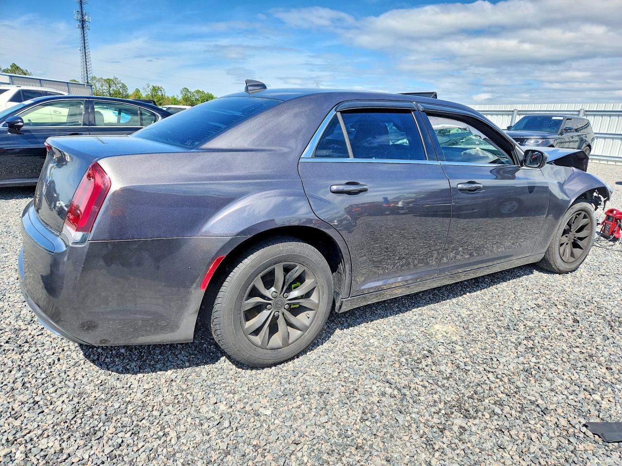 2015 Chrysler 300 Limited - Фото 3