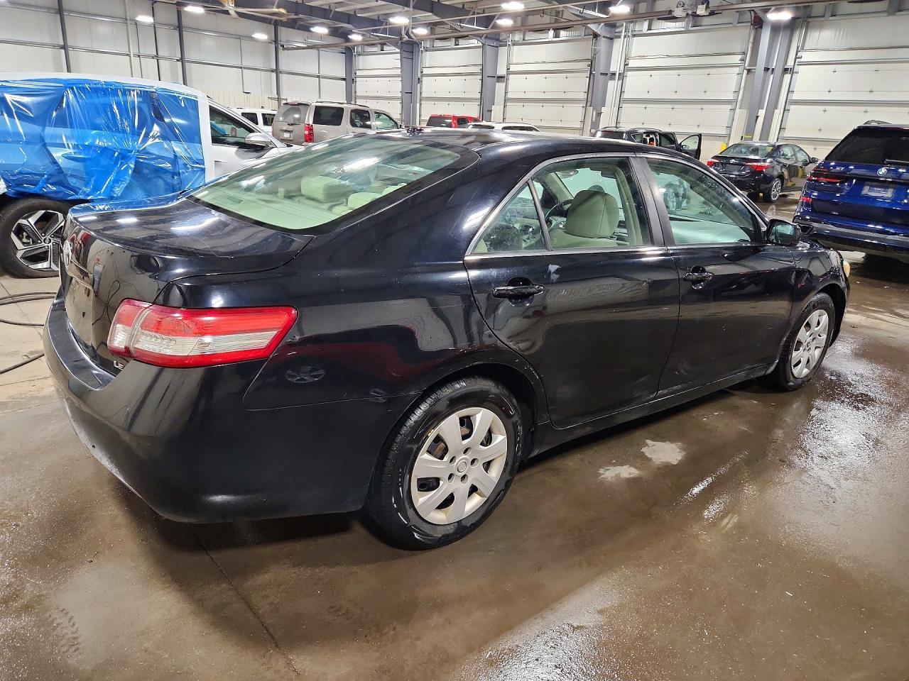 2011 Toyota Camry Le - Фото 3