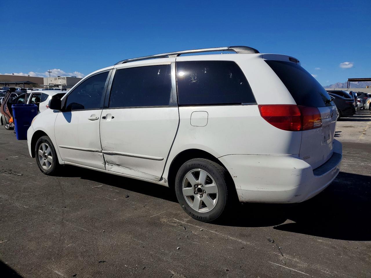 2004 Toyota Sienna Le 7 Passenger - Image 2