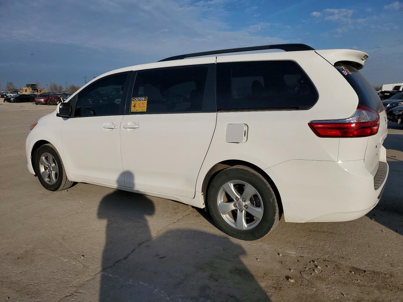 2017 Toyota Sienna Le 8-Passenger - Image 2