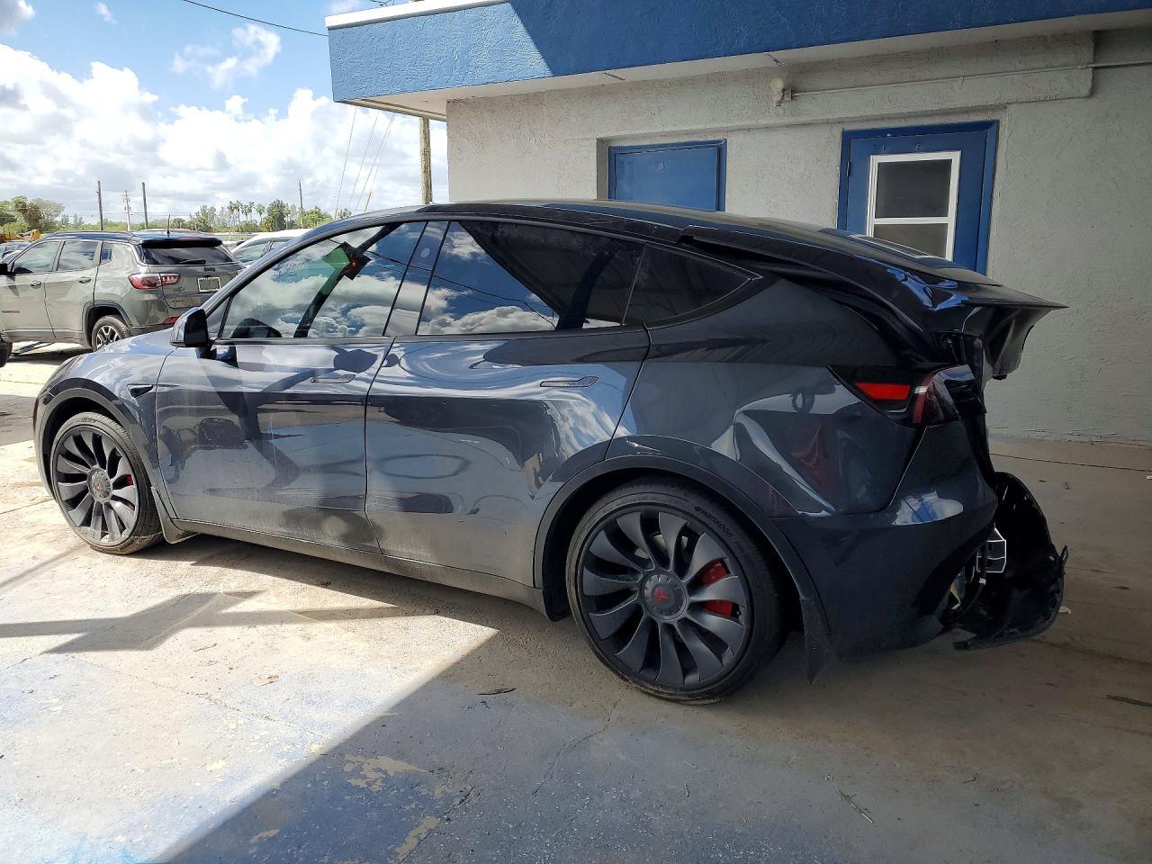 2024 Tesla Model Y - Фото 2