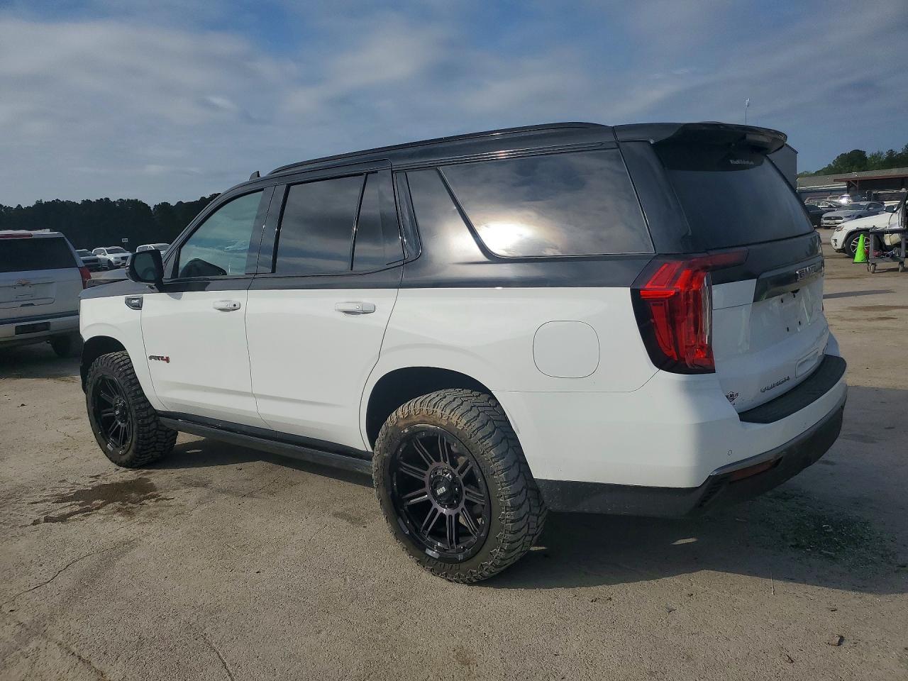 2022 GMC Yukon At4 - Фото 2