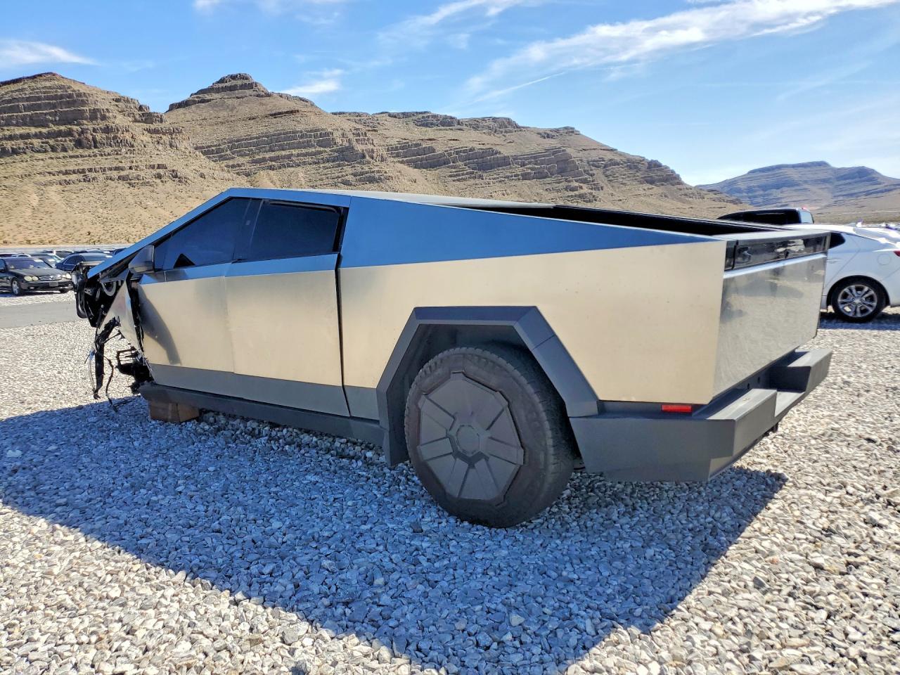2025 Tesla Cybertruck - Фото 2