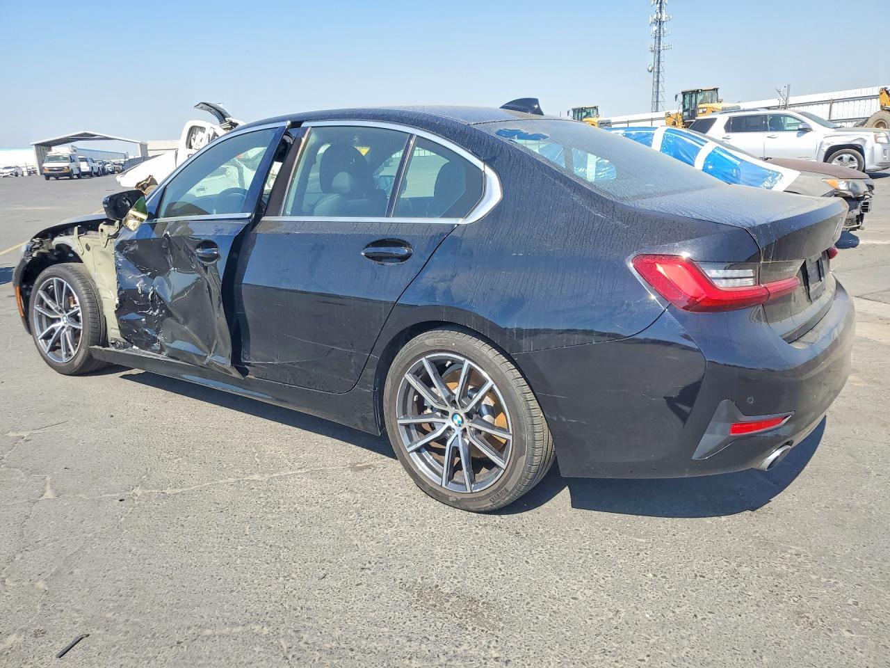 2020 BMW 330I - Фото 2