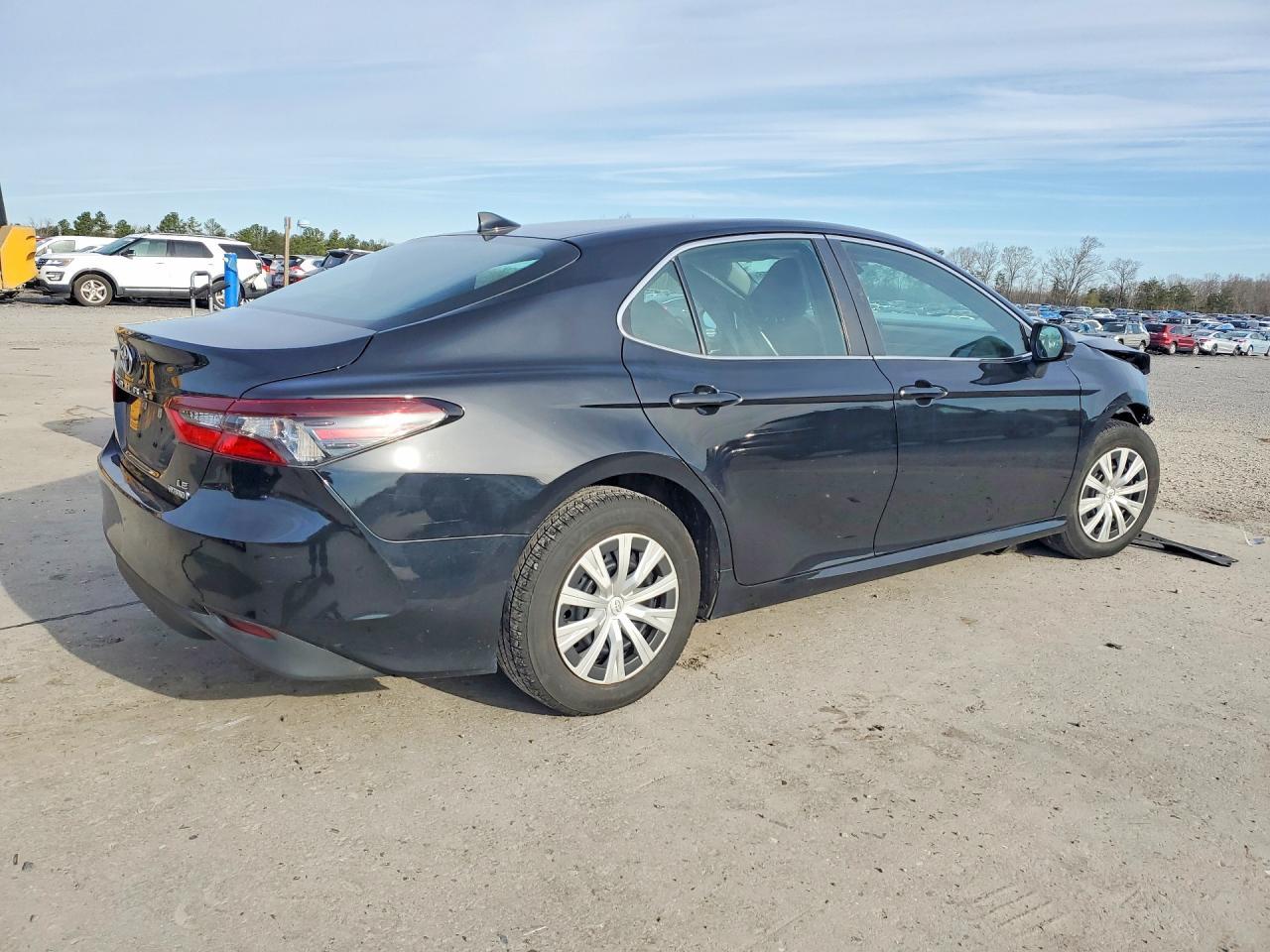 2022 Toyota Camry Hybrid Le - Image 3