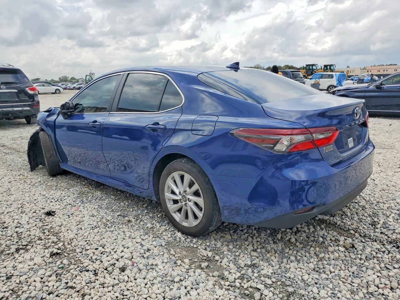 2023 Toyota Camry Le - Фото 2