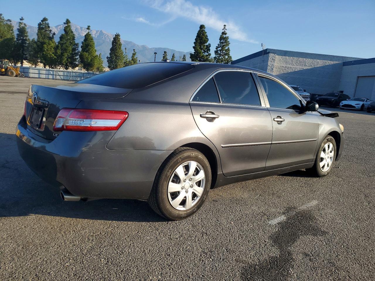 2010 Toyota Camry Le - Фото 3