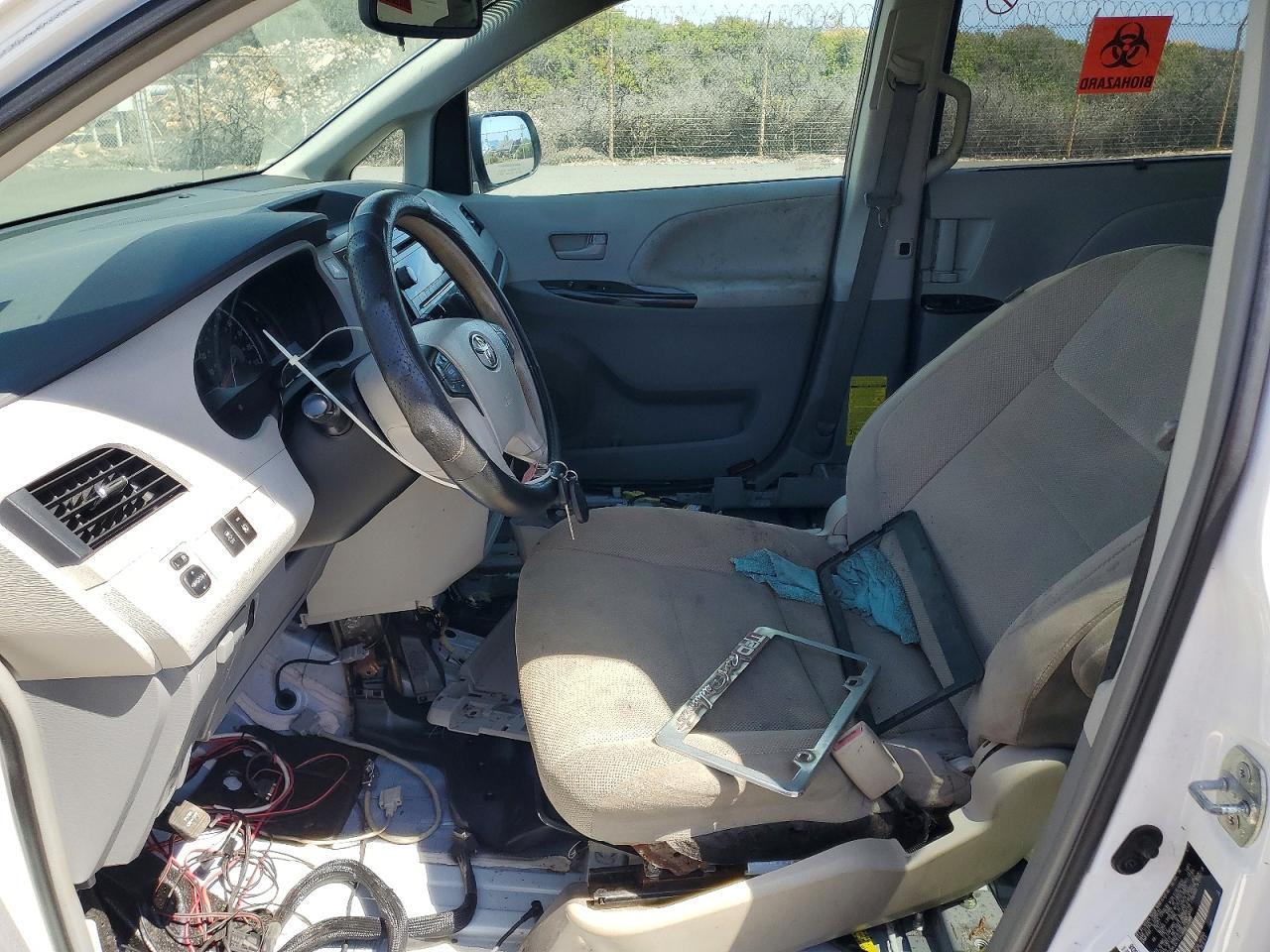 2014 Toyota Sienna Le 8-Passenger - Image 7