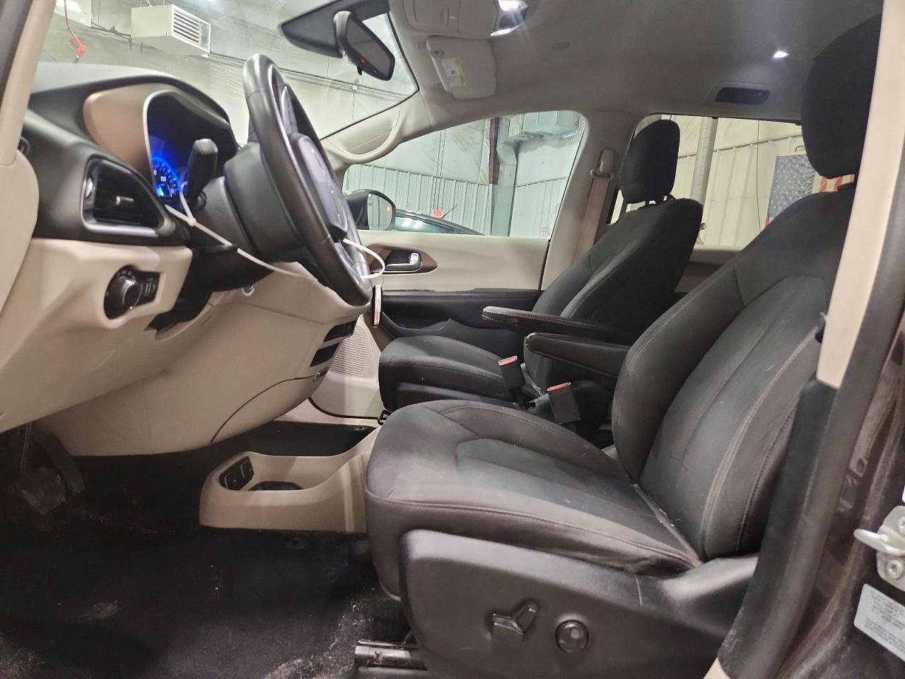 2017 Chrysler Pacifica Touring - Image 7
