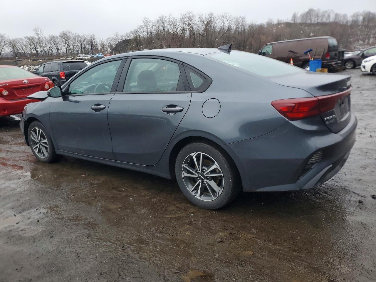 2023 Kia Forte Lxs - Image 2