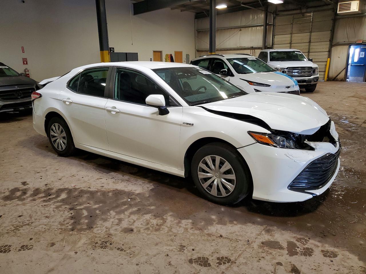 2019 Toyota Camry Hybrid Le - Фото 4
