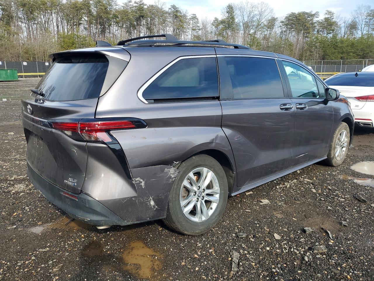 2022 Toyota Sienna Xle 7-Passenger - Image 3