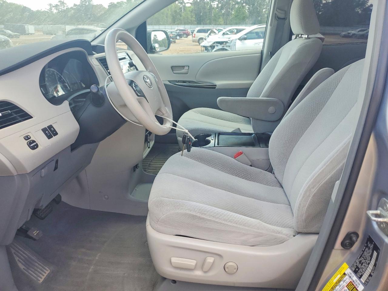 2011 Toyota Sienna Le 8-Passenger - Image 7