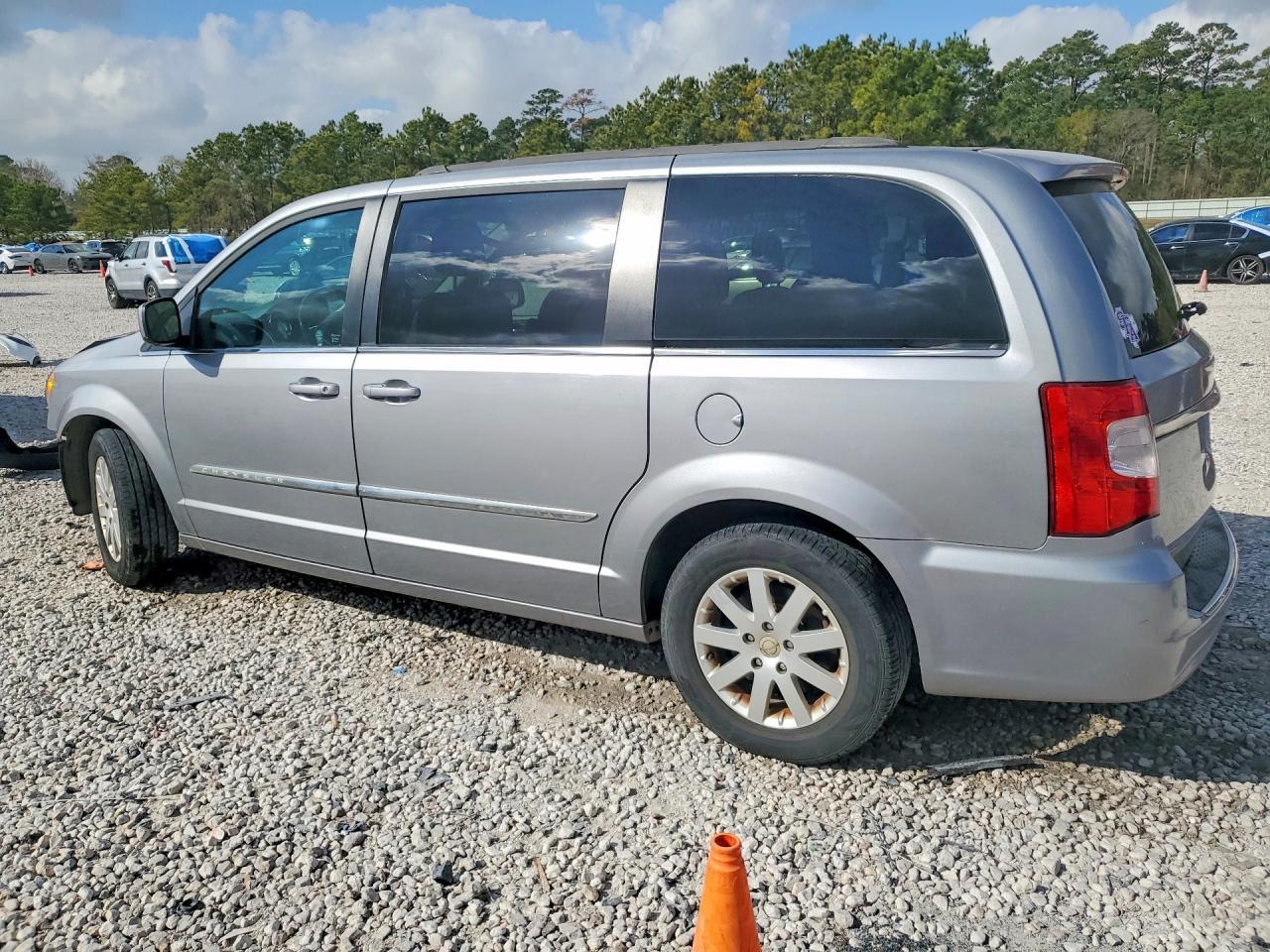 2014 Chrysler Town & Country Touring - Image 2