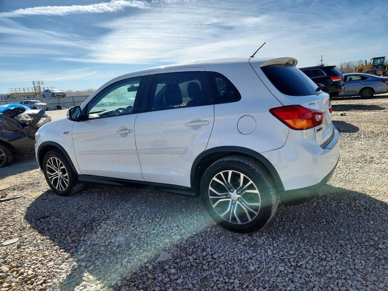2016 Mitsubishi Outlander Sport Es - Фото 2