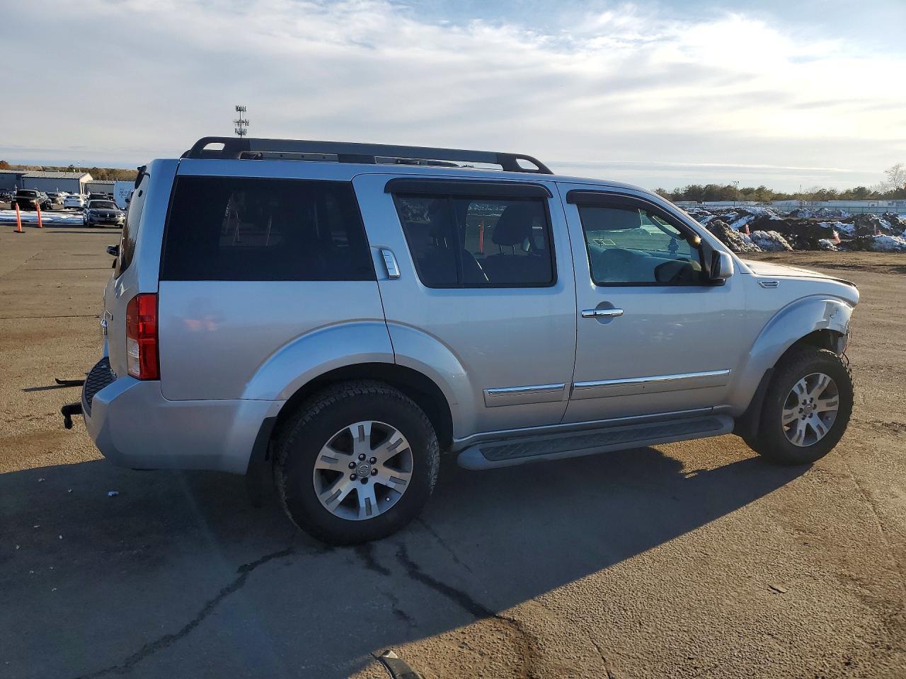 2011 Nissan Pathfinder S - Image 3
