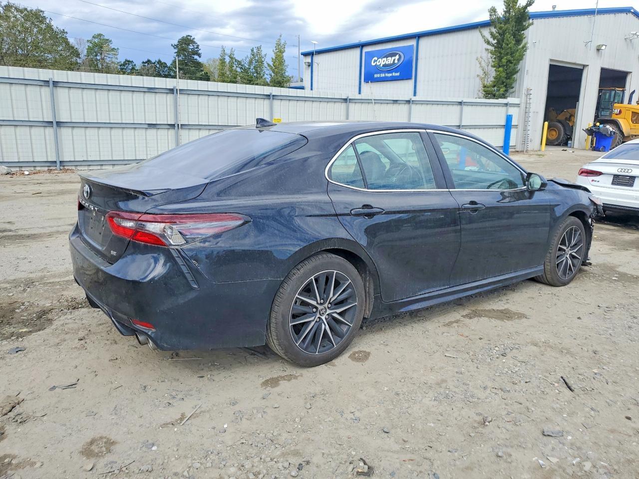 2021 Toyota Camry Se - Фото 3