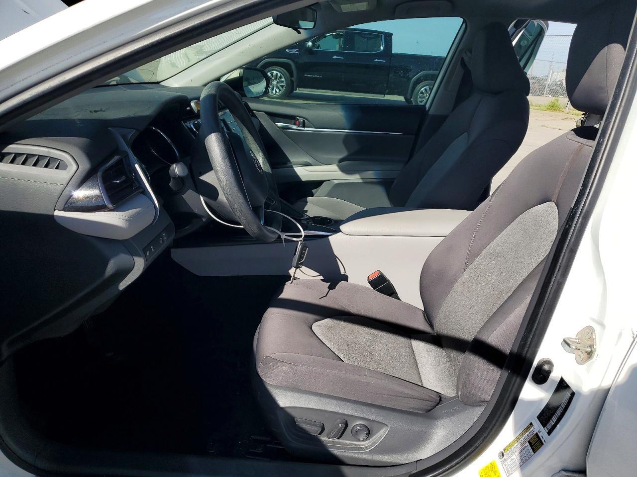 2020 Toyota Camry Le - Фото 7