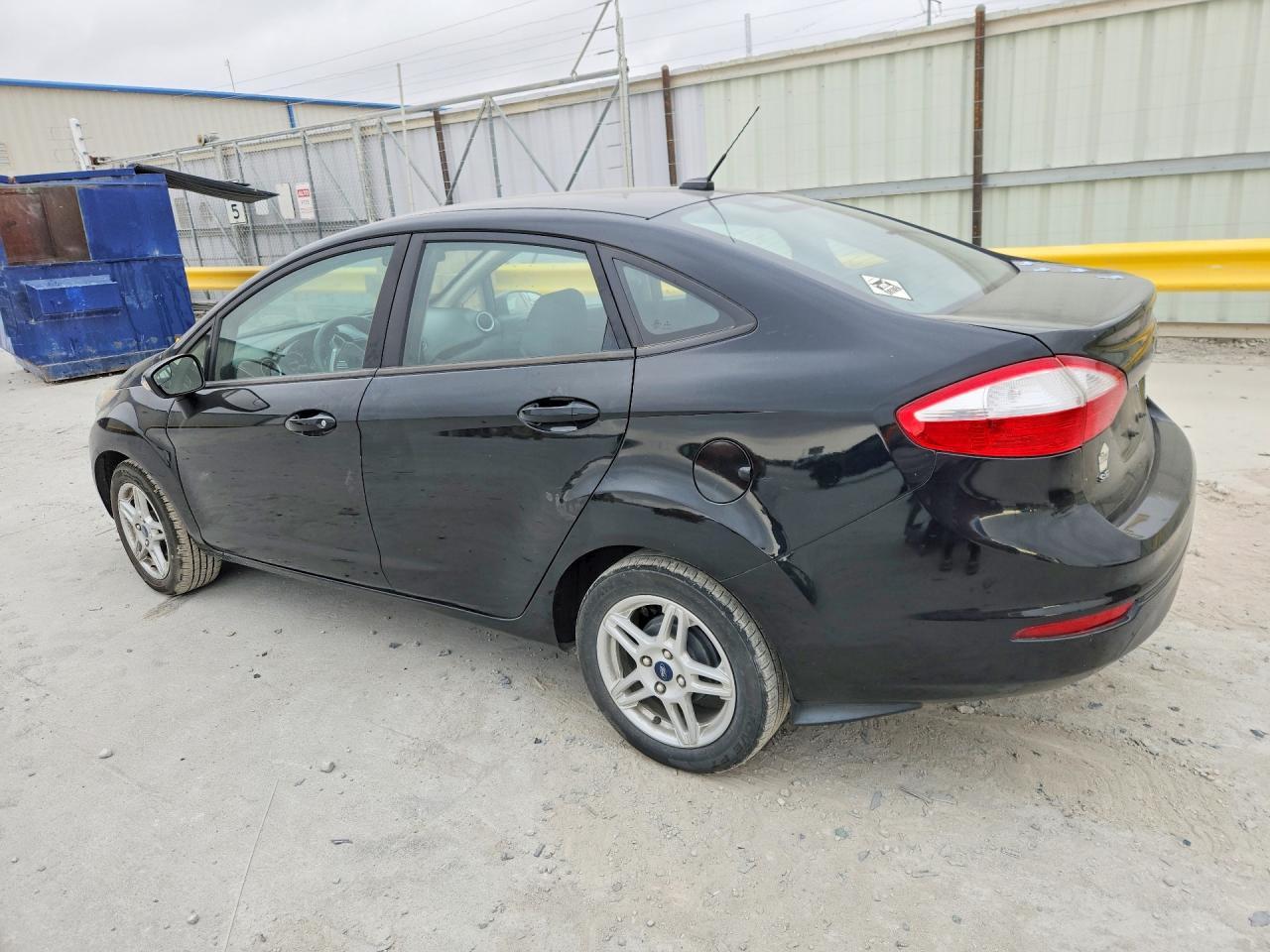 2019 Ford Fiesta Se - Image 2
