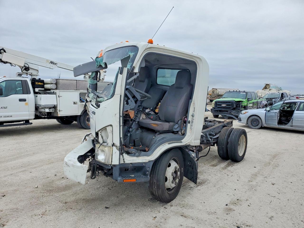 2015 Isuzu Npr Hd Truck Cab And Chassis - Фото 2