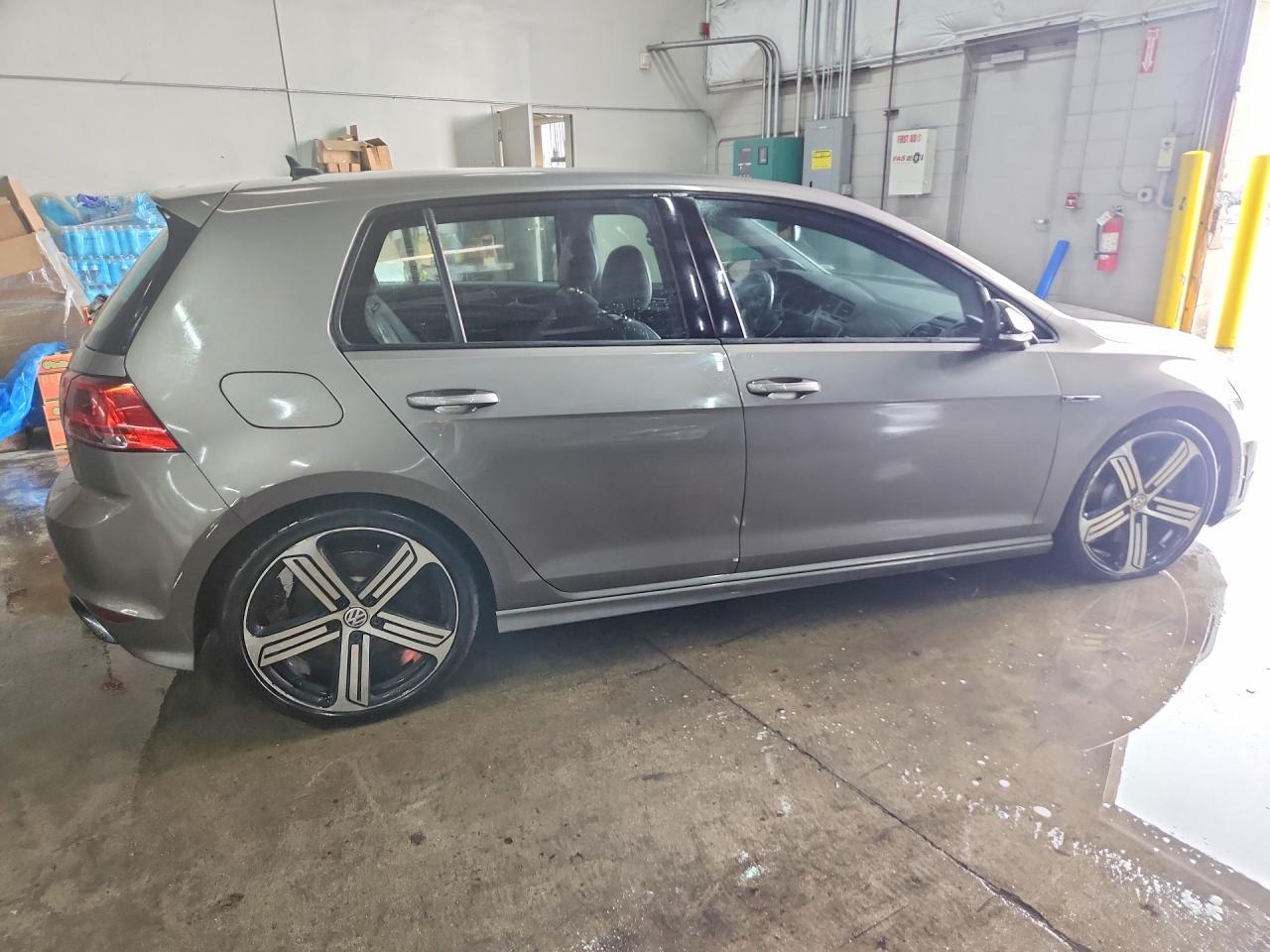 2016 Volkswagen Golf R - Image 3