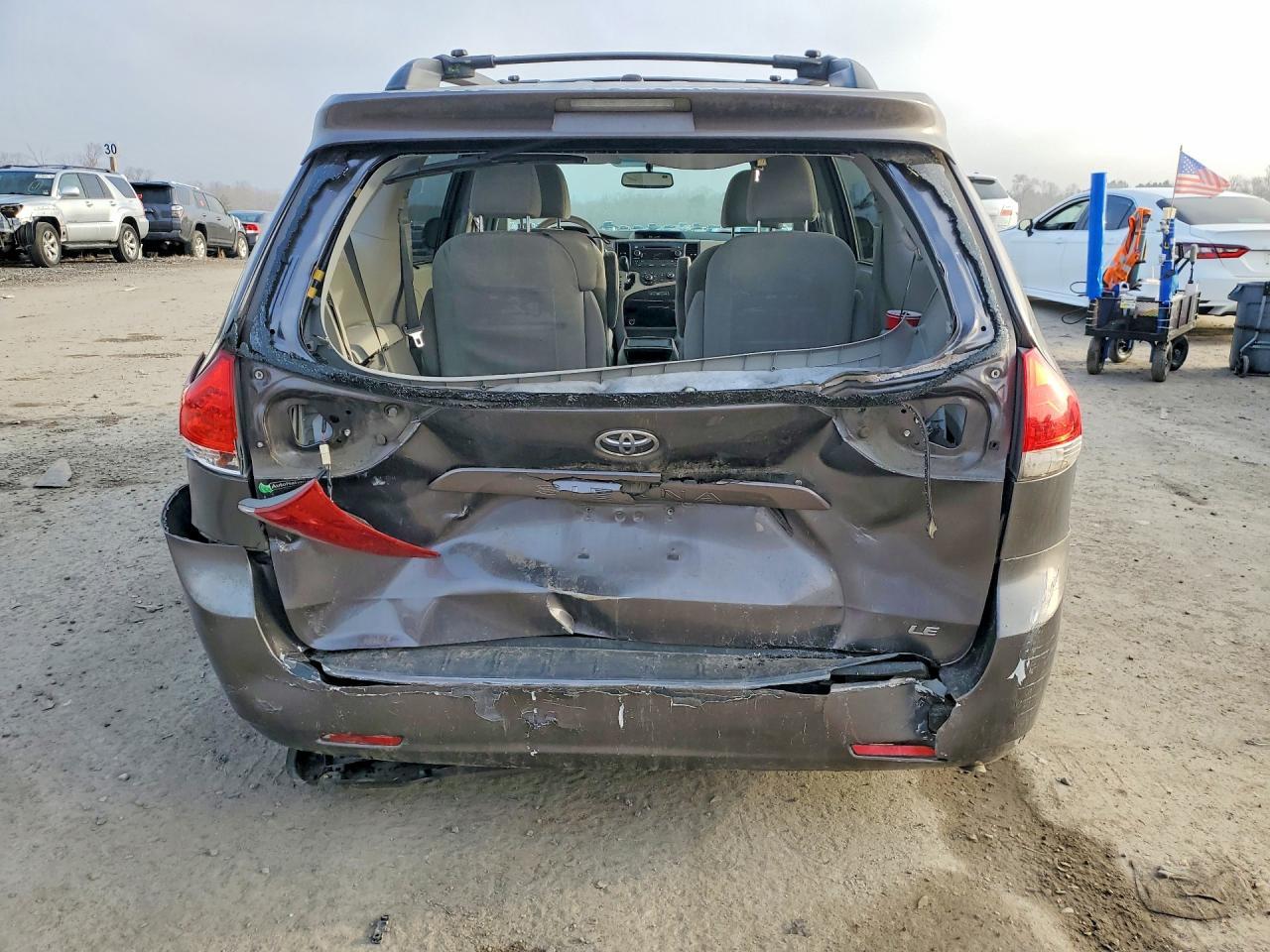 2012 Toyota Sienna Le 8-Passenger - Фото 6