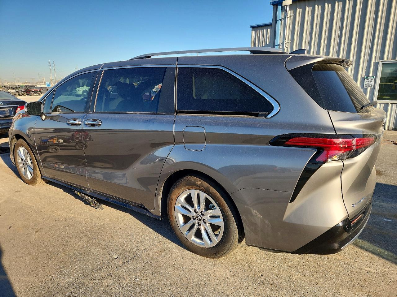 2026 Toyota Sienna Limited 7-Passenger - Фото 2