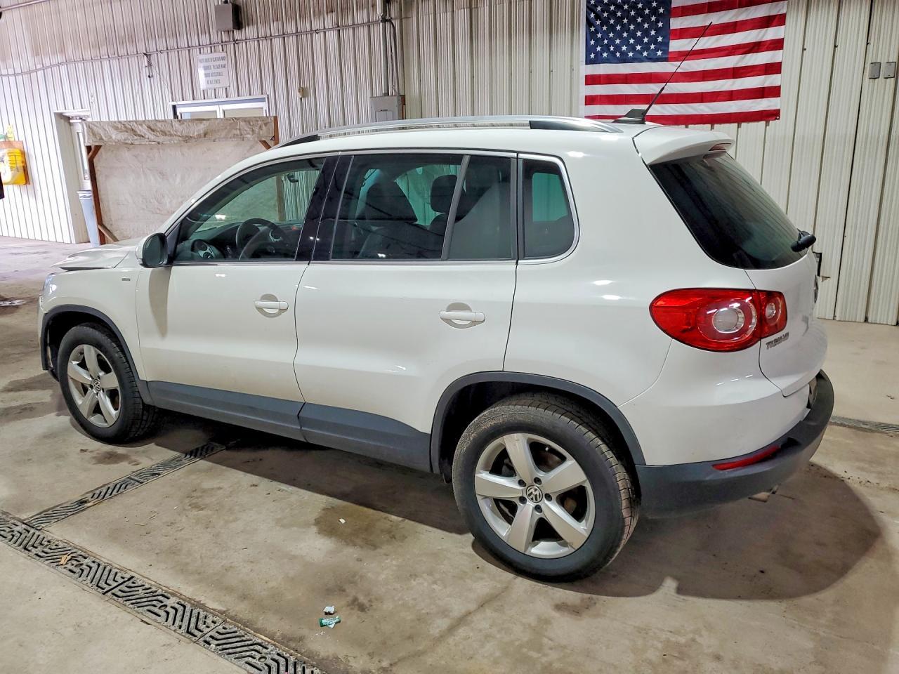 2010 Volkswagen Tiguan Se - Image 2