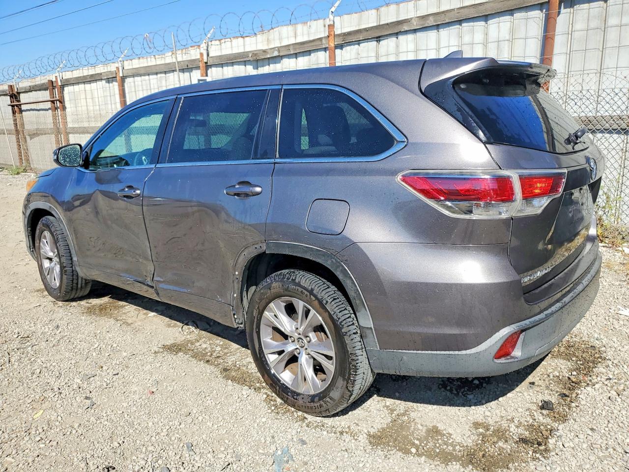 2016 Toyota Highlander Le Plus - Image 2