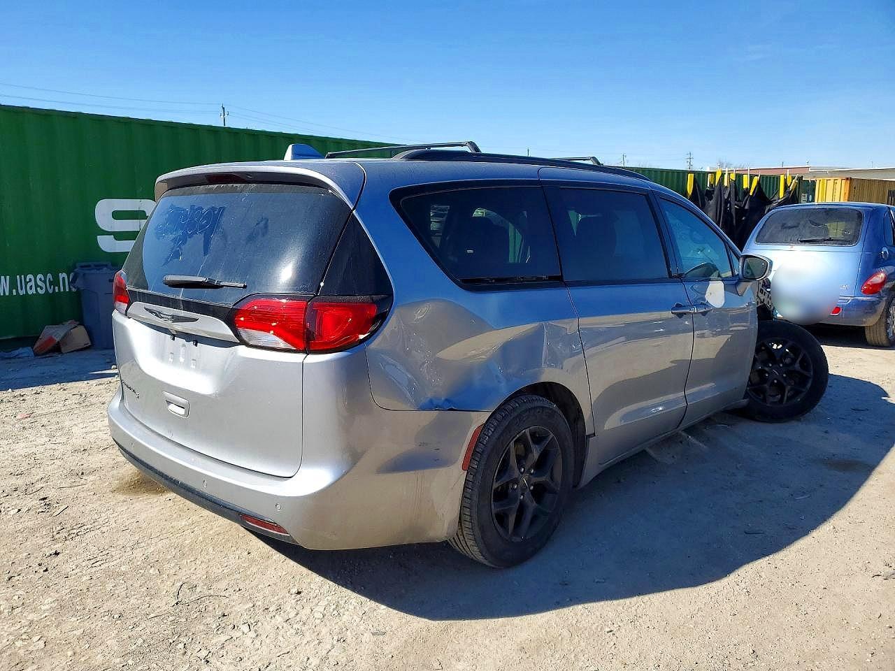 2018 Chrysler Pacifica Touring L - Image 3