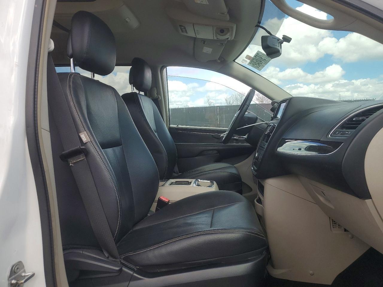 2016 Chrysler Town & Country Touring - Image 7