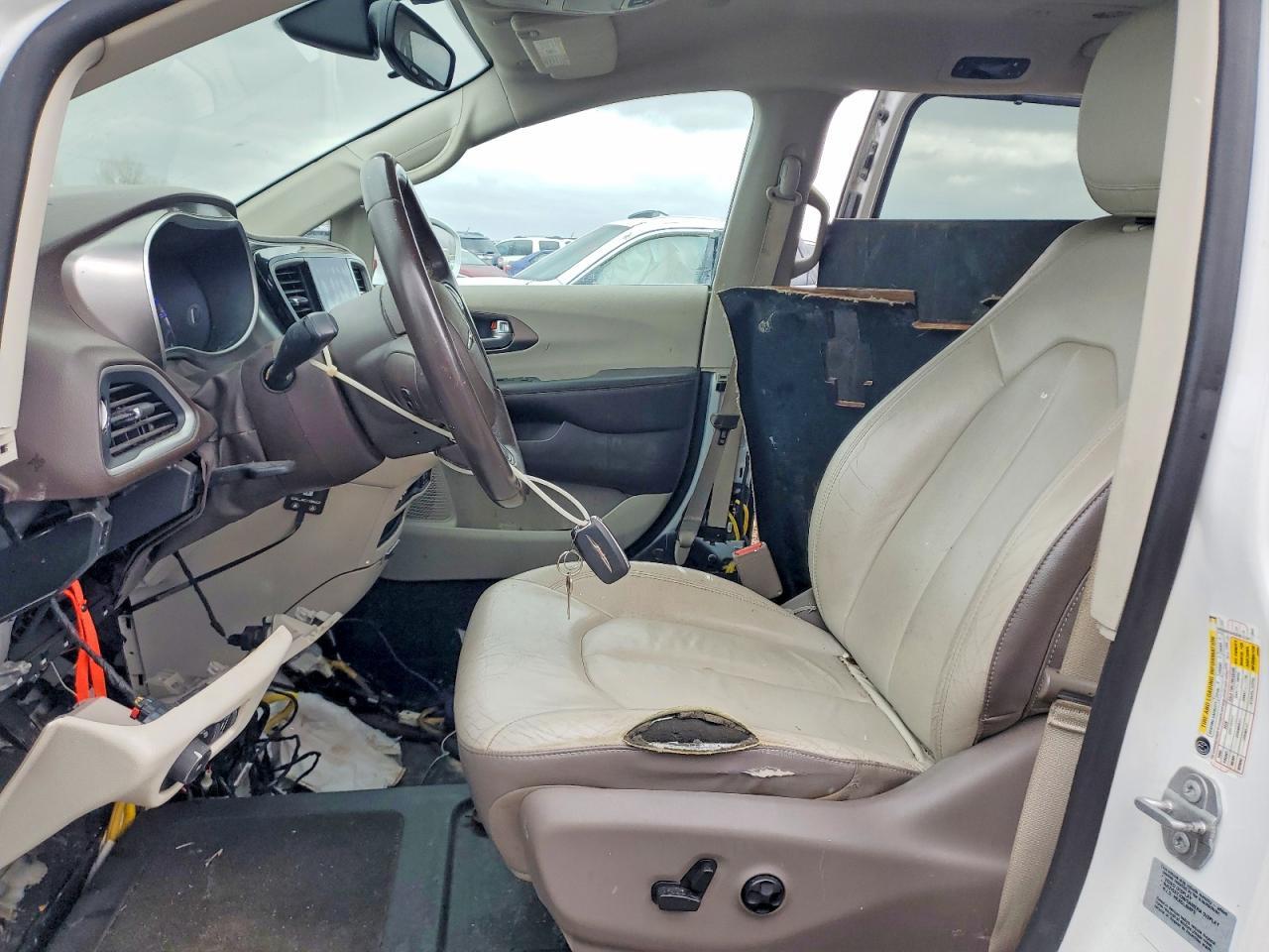 2017 Chrysler Pacifica Touring L - Image 7