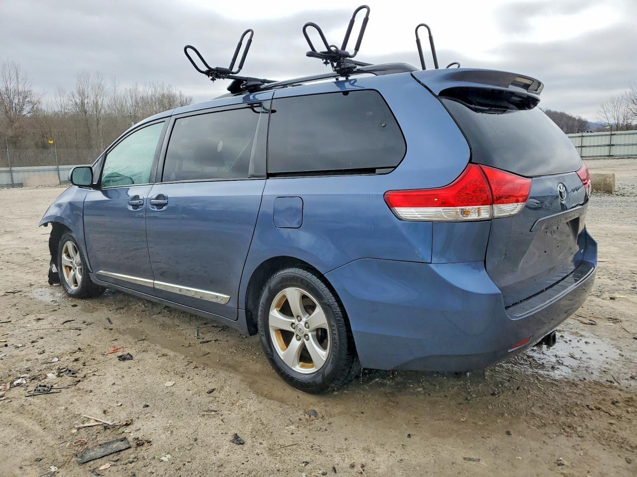 2014 Toyota Sienna Le 8-Passenger - Фото 2