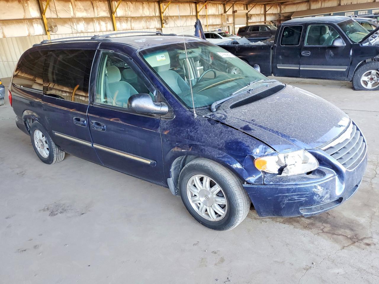 2005 Chrysler Town & Country Touring - Фото 4