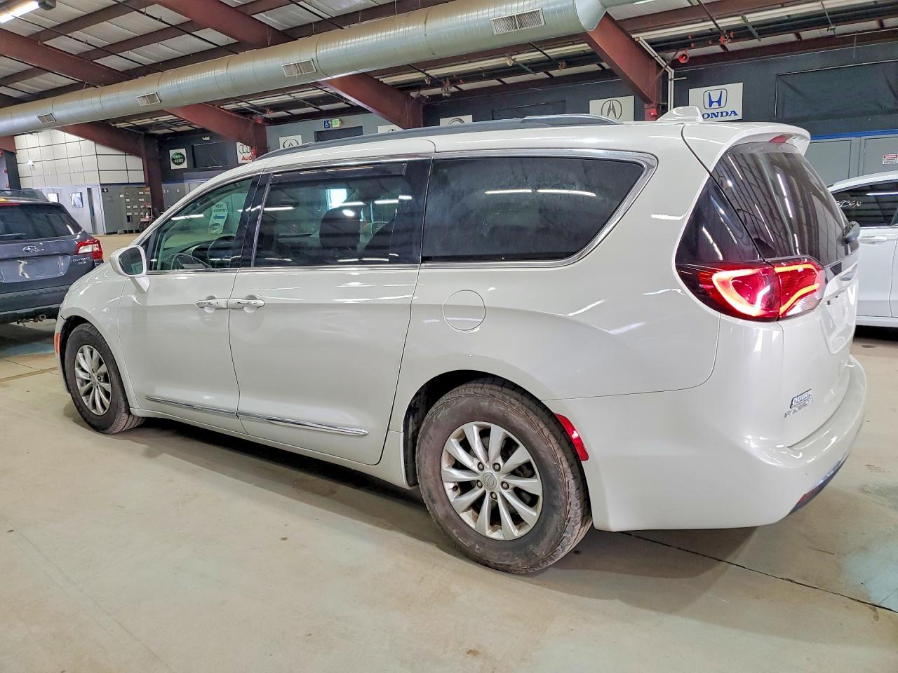 2017 Chrysler Pacifica Touring L - Фото 2