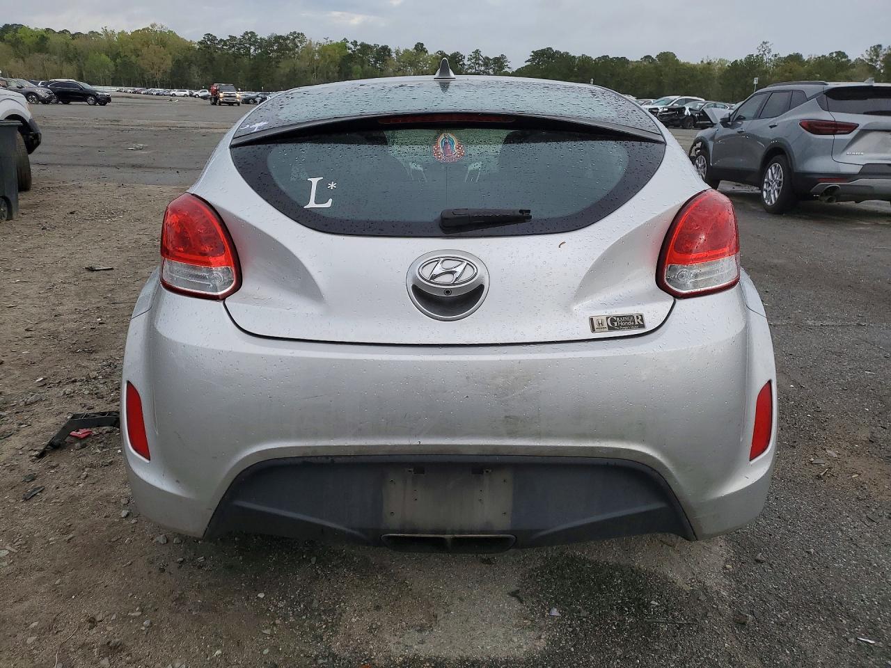 2017 Hyundai Veloster Base - Image 6